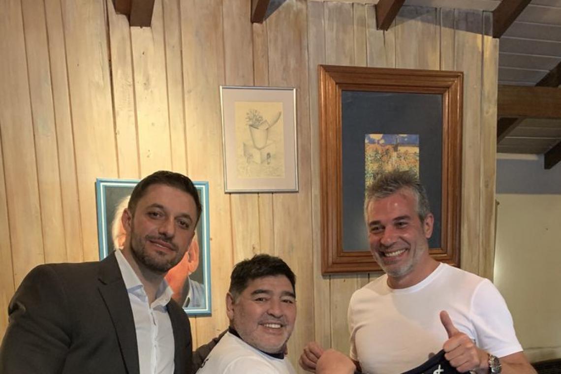 Maradona vuelve a los banquillos: dirigirá a Gimnasia