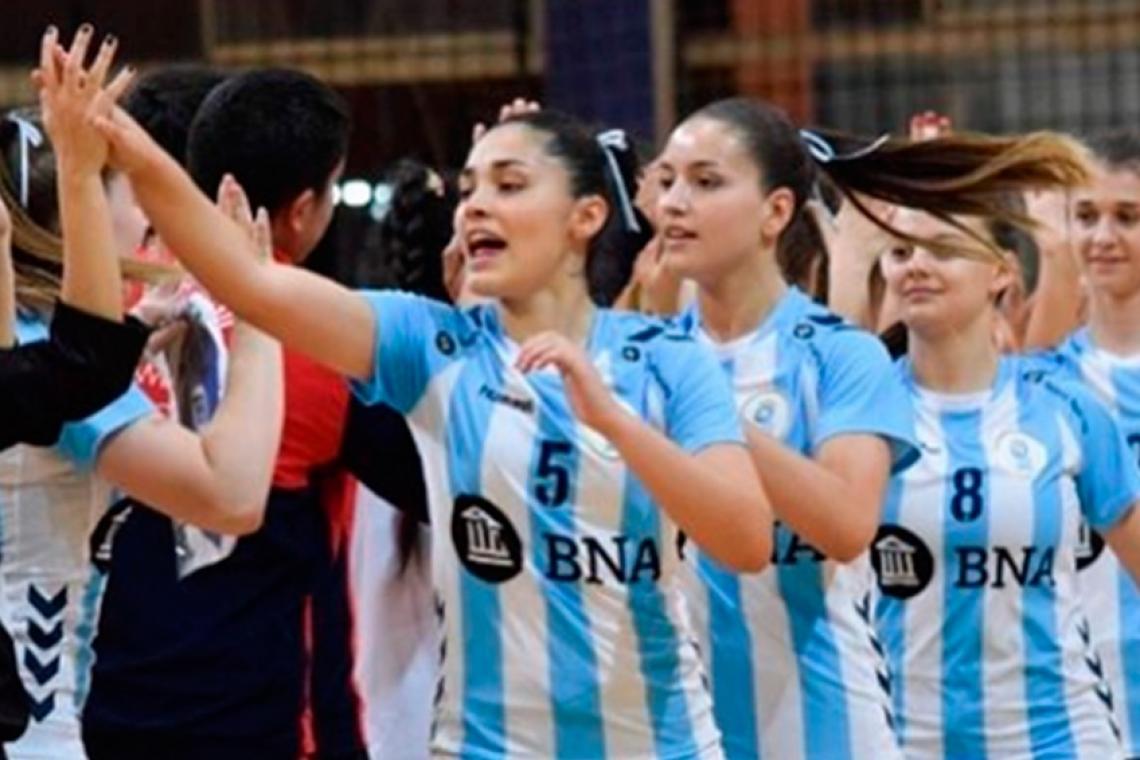 Juega en las selecciones argentina de fútbol y handball y quiere ser médica