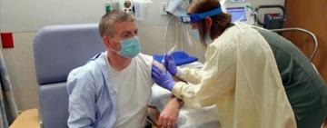 Una vez aprobada, la vacuna rusa será gratuita y se aplicará primero a grupos de riesgo