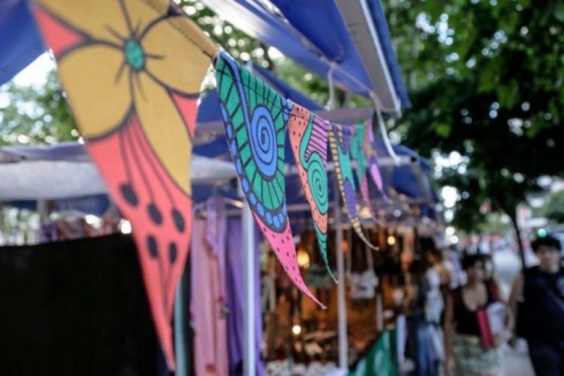 Arrancó la Feria Artesanal Navideña en la plaza Pringles
