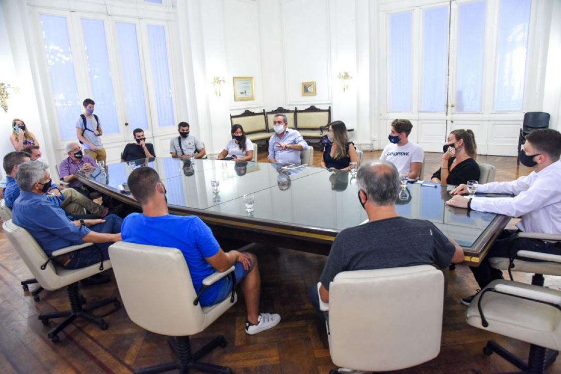 El municipio entregó subsidios económicos a nueve clubes donde se desarrollan colonias de verano