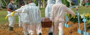 En colapso hospitalario, Brasil teme a la falta de oxígeno y de lugar en los cementerios