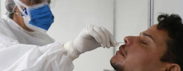 Los casos de coronavirus descendieron 40% en el último mes en la Argentina