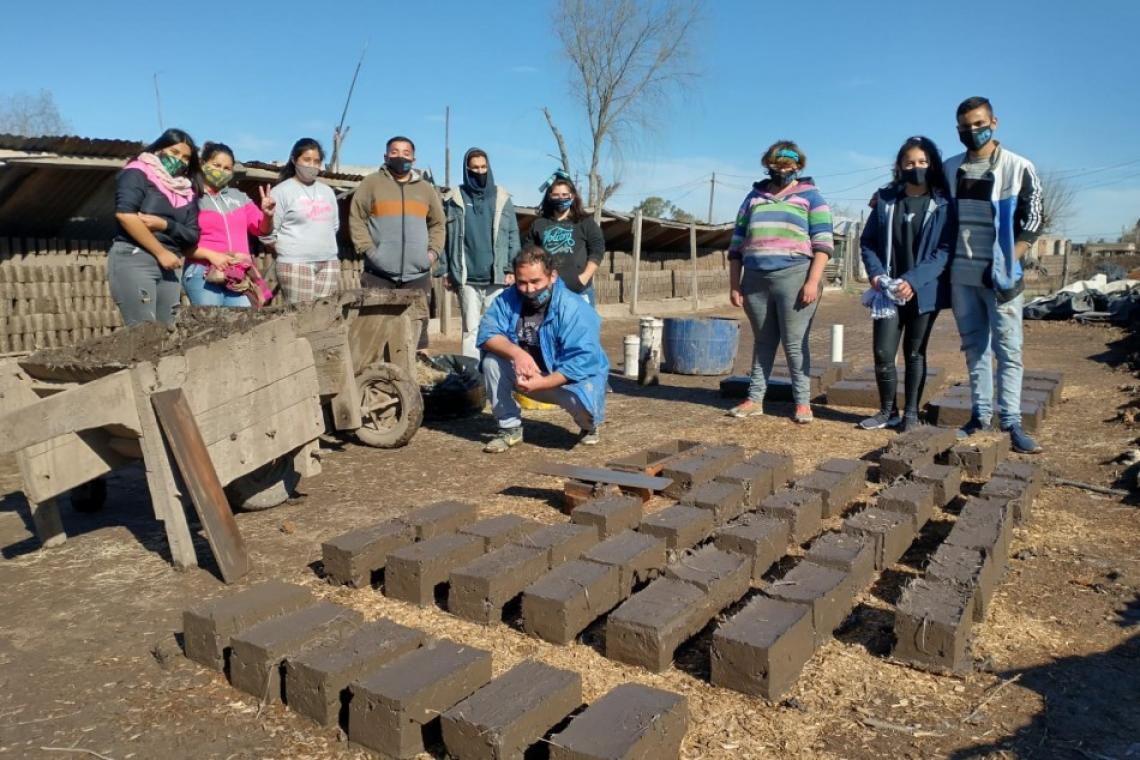 Vecinos y vecinas de Nuevo Alberdi construyeron ladrillos de adobe para estufas eficientes
