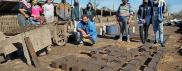 Vecinos y vecinas de Nuevo Alberdi construyeron ladrillos de adobe para estufas eficientes
