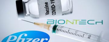 Pfizer pide aplicar a todos los adultos una tercera dosis de su vacuna