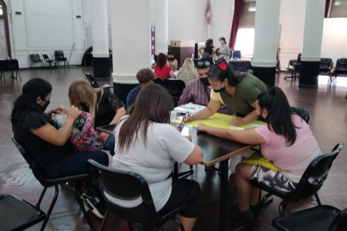 Referentes de organizaciones sociales que integran la Red Cuidados fueron capacitados por el municipio y la UNR