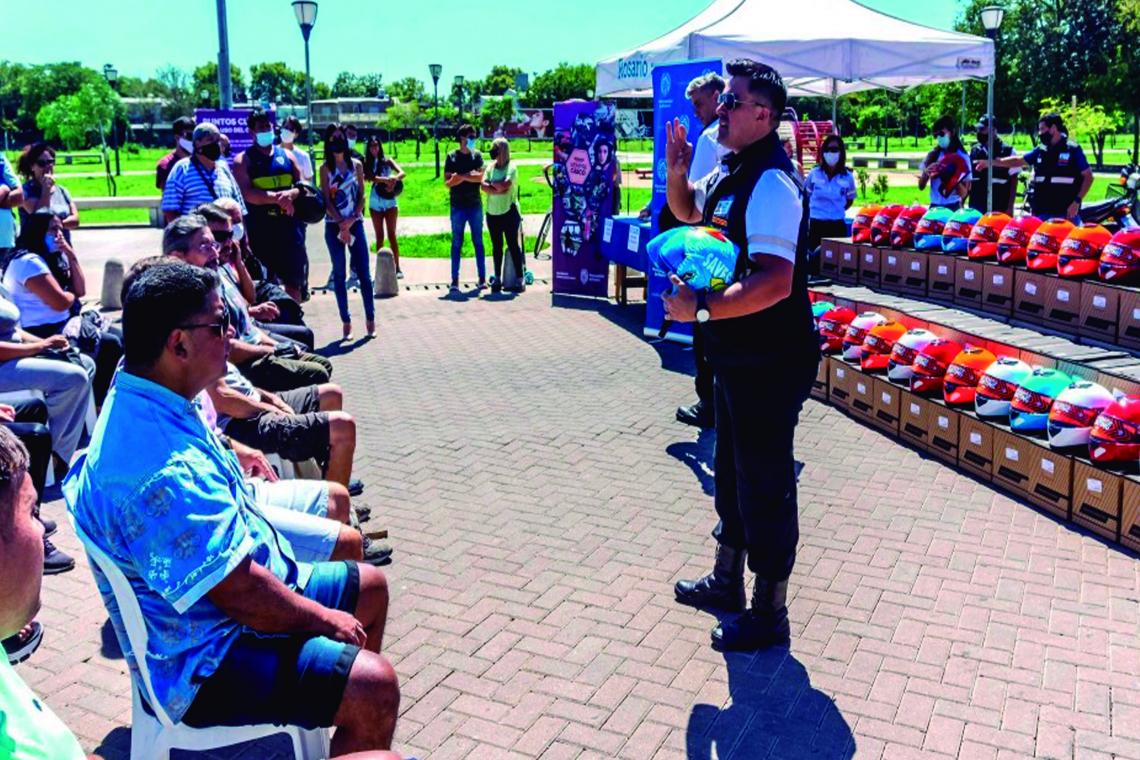 La Municipalidad capacitó a motociclistas y entregó 100 cascos