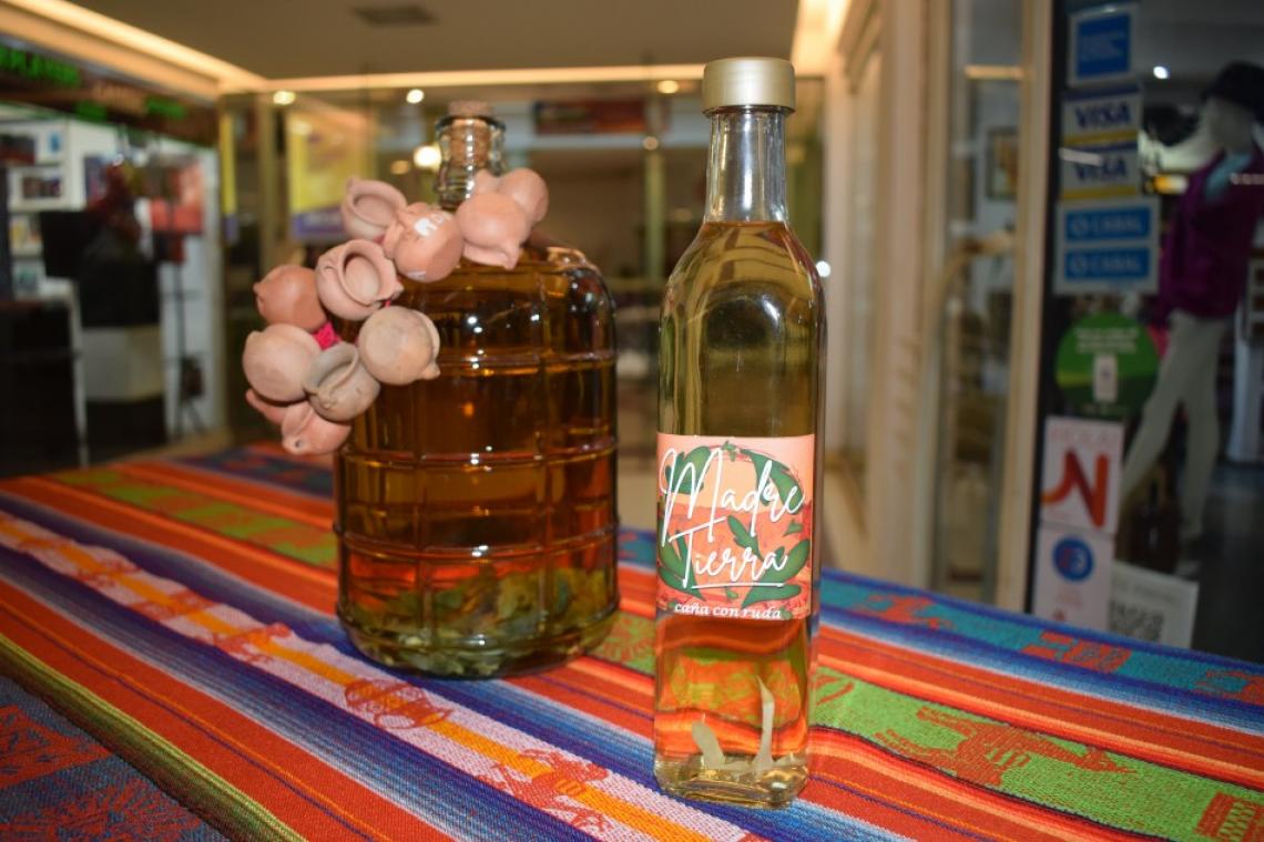 Emprendimientos locales ponen a la venta caña con ruda para ofrendar a la Pachamama
