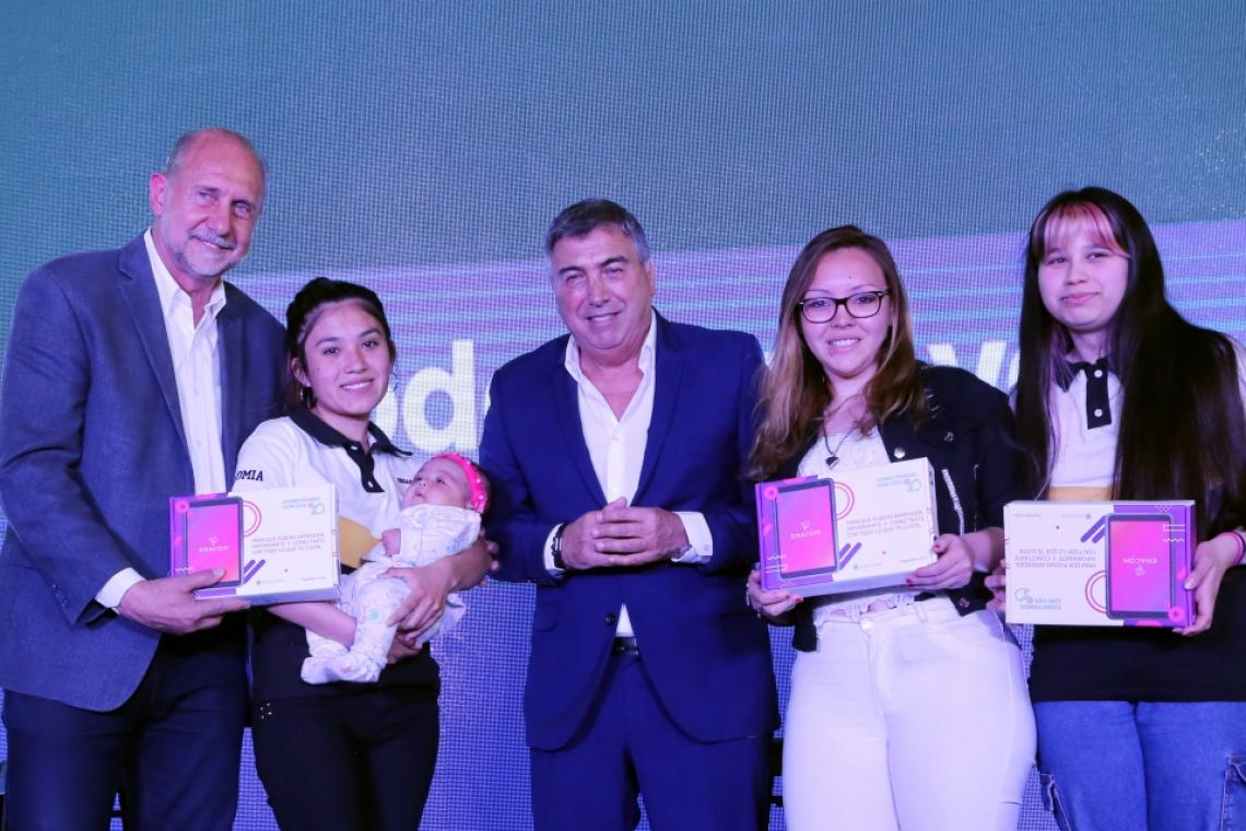 PROVINCIA Y NACIÓN COMENZARON CON LA ENTREGA DE MÁS DE 5.000 TABLETS EN TODO EL TERRITORIO SANTAFESINO