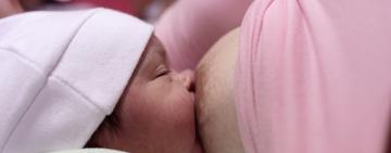 La leche materna de vacunadas contra el Covid transfiere inmunidad a bebés