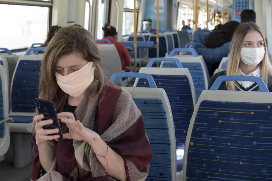 Ante la suba de casos, Salud volvió a recomendar el tapaboca en espacios cerrados y en el transporte