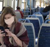 Ante la suba de casos, Salud volvió a recomendar el tapaboca en espacios cerrados y en el transporte