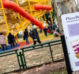La plaza Buratovich, emblema de barrio Echesortu, luce totalmente renovada y con nuevo juego de grandes dimensiones