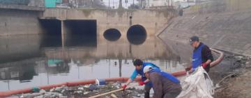 El Municipio desarrolló operativos de limpieza en el arroyo Ludueña