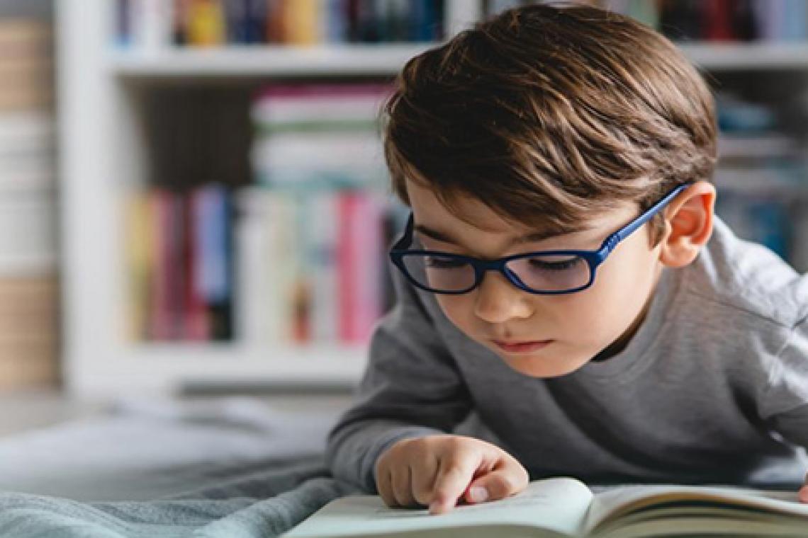 Factores clave en el aumento de la miopía: Déficit de Naturaleza y exceso de pantallas.