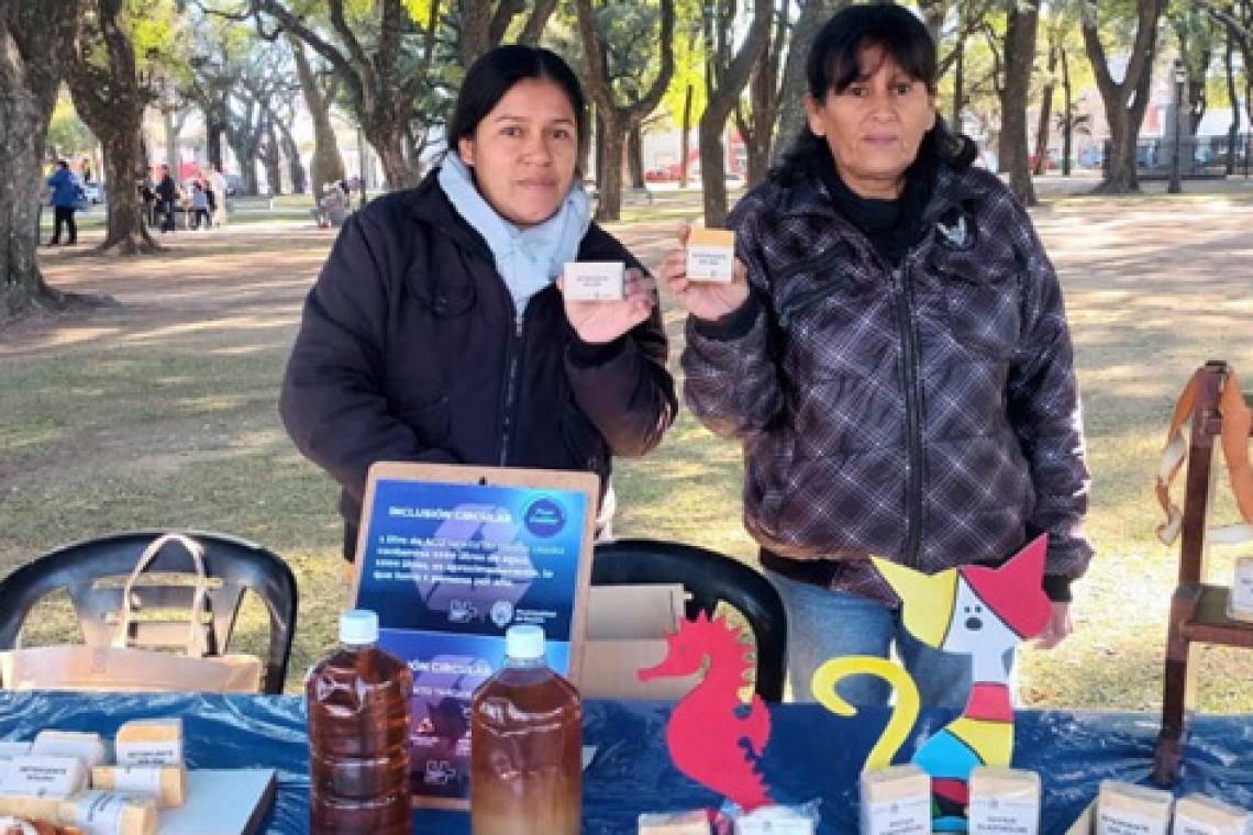 Inclusión Circular: producen detergente con aceite de cocina usado y apuntan a ingresar a las ferias