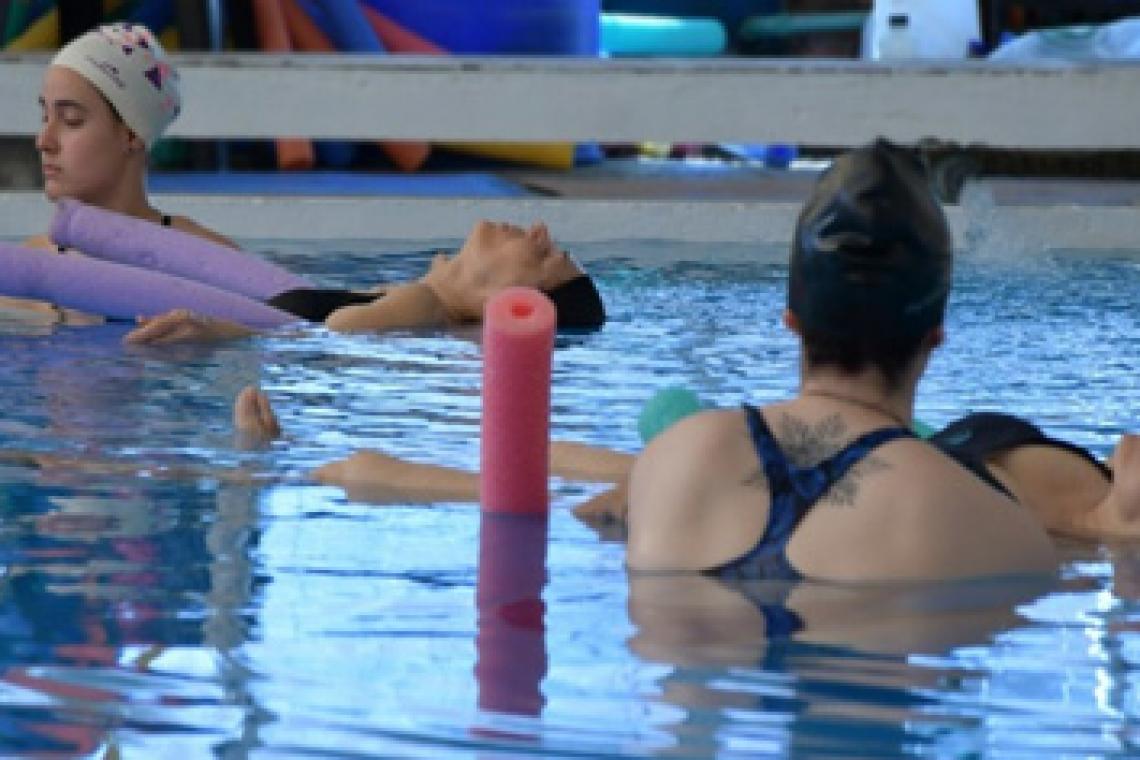 Vecinos y vecinas mejoran su calidad de vida gracias al proyecto municipal de hidroterapia