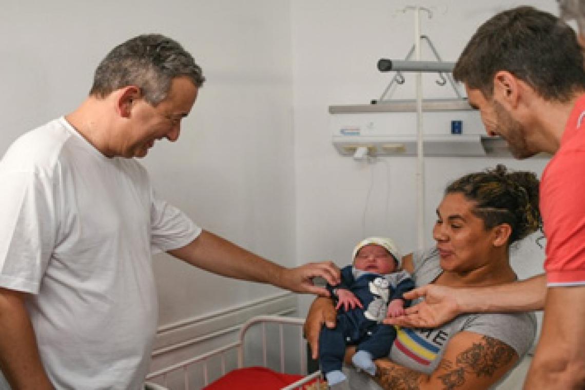 El intendente y el gobernador dieron la bienvenida a Teo, el primer bebé del año