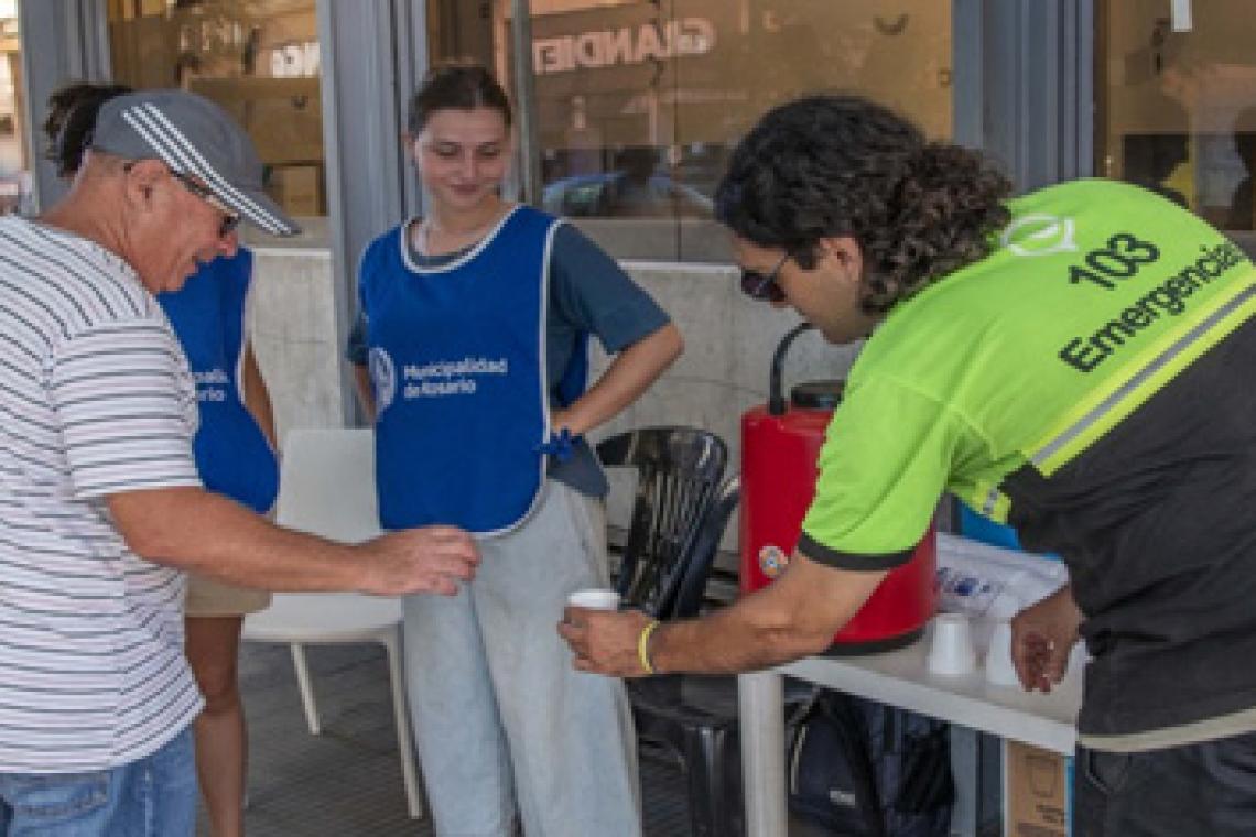 Ola de calor: el municipio lleva adelante un operativo de asistencia e hidratación en el centro