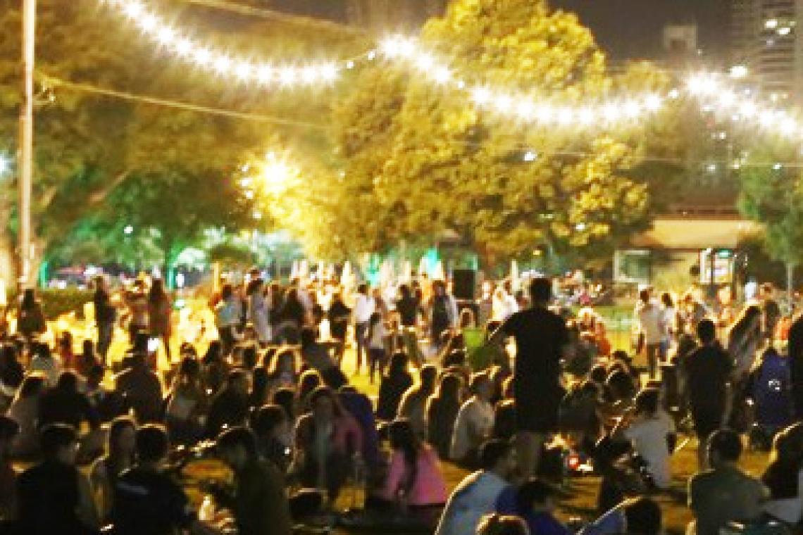 Vuelven los picnics nocturnos a los parques de la ciudad