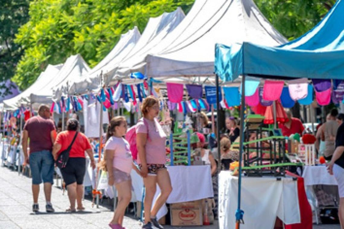 Se viene una nueva edición de la Feria especial 'Vuelta a Clases' en la plaza Sarmiento