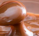 4 razones por las que sentimos la necesidad de comer azúcar o carbohidratos (y cómo podemos controlarla)