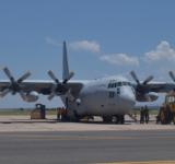 Milei y Richardson encabezan la firma del convenio para el traspaso del nuevo Hércules C-130 a la Fuerza Aérea