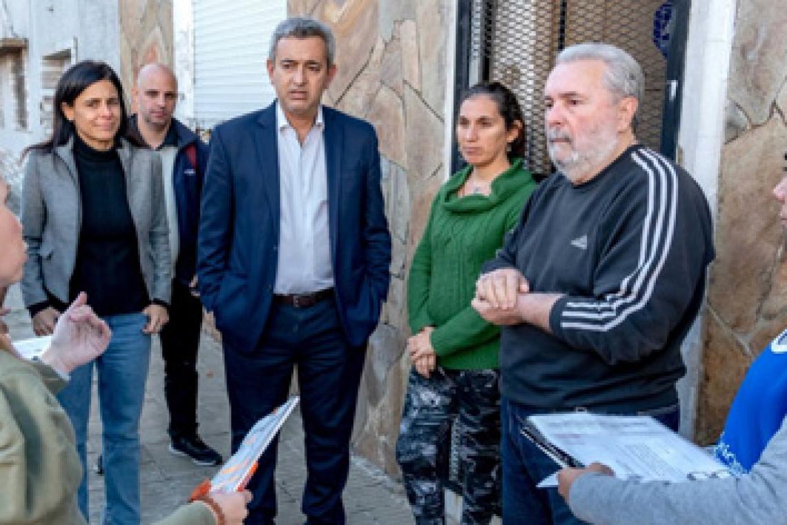 Barrio Las Heras: Javkin presidió entrega domiciliaria de 111 pulsadores del renovado sistema de alarmas comunitarias