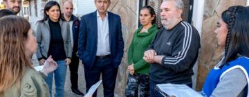 Barrio Las Heras: Javkin presidió entrega domiciliaria de 111 pulsadores del renovado sistema de alarmas comunitarias