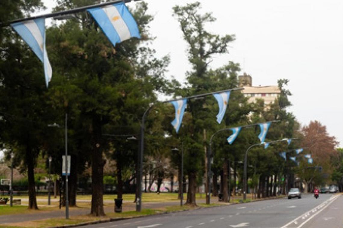 La ciudad se viste de celeste y blanco para conmemorar el Día de la Bandera