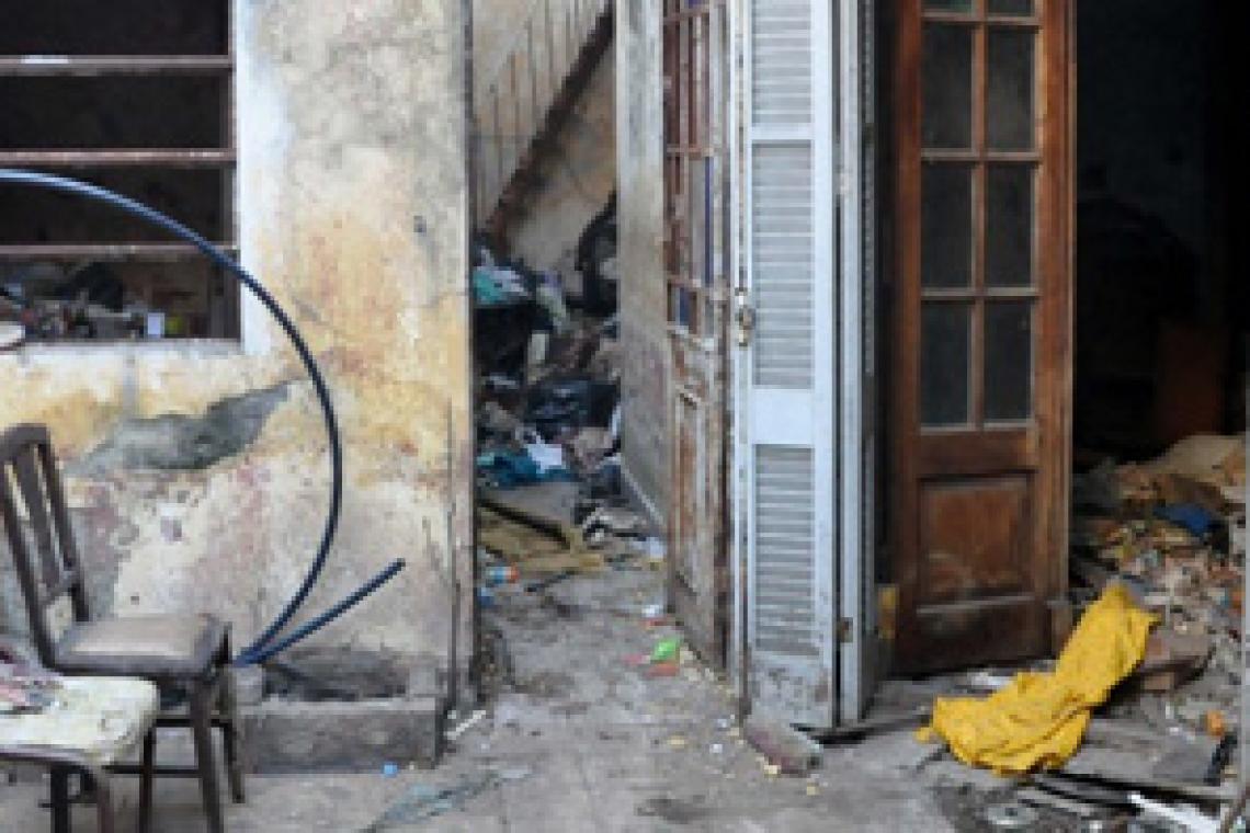 El municipio intervino para sanear una casa donde se acumulaba basura