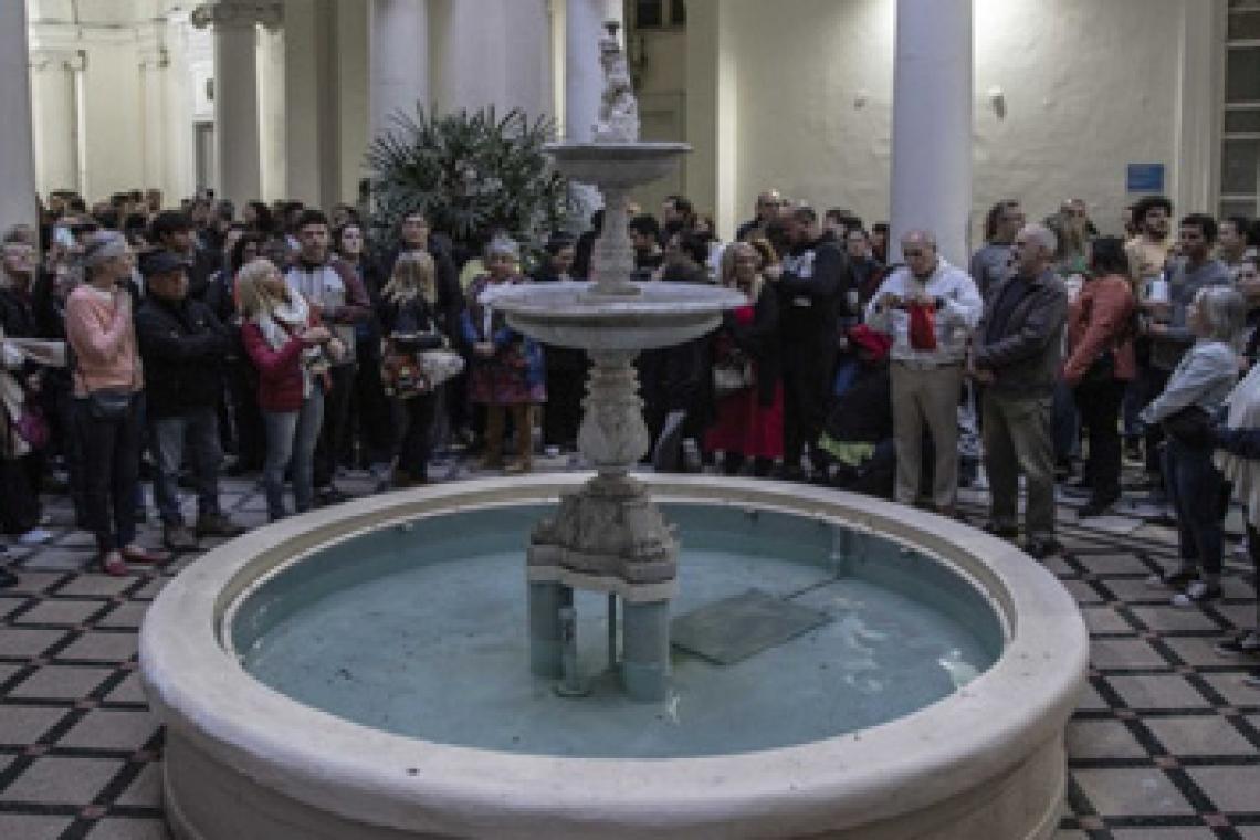 Más de 700 personas se sumaron a la recorrida guiada por el Palacio de los Leones