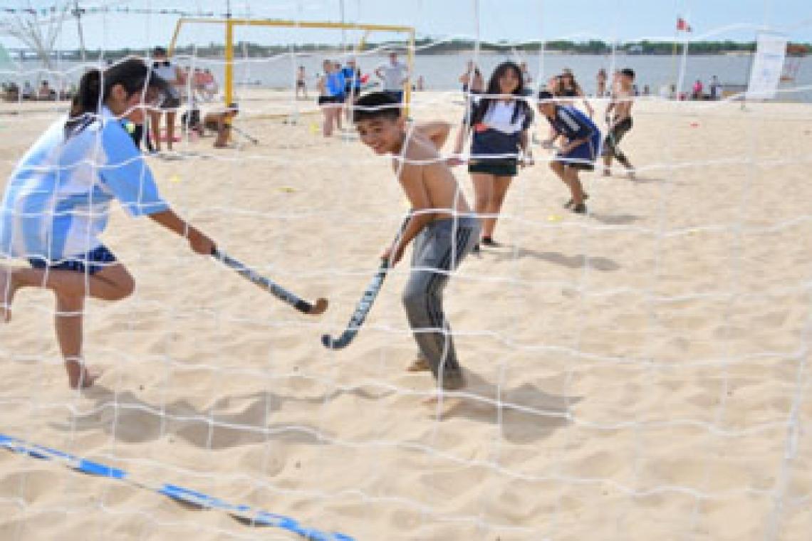 El encuentro municipal Multideportes de Playa reunió a una multitud de jóvenes en el Balneario La Florida