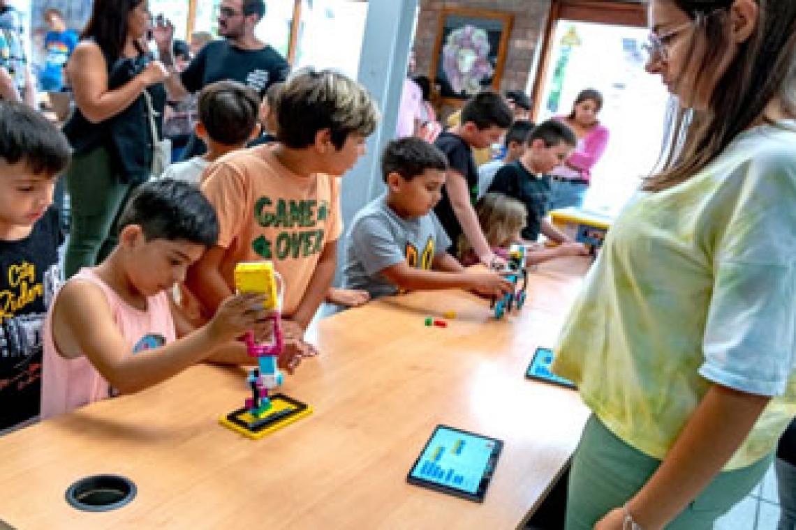 Se ponen en marcha las Estaciones Digitales Itinerantes en Casa de Cultura Barrio Alvear