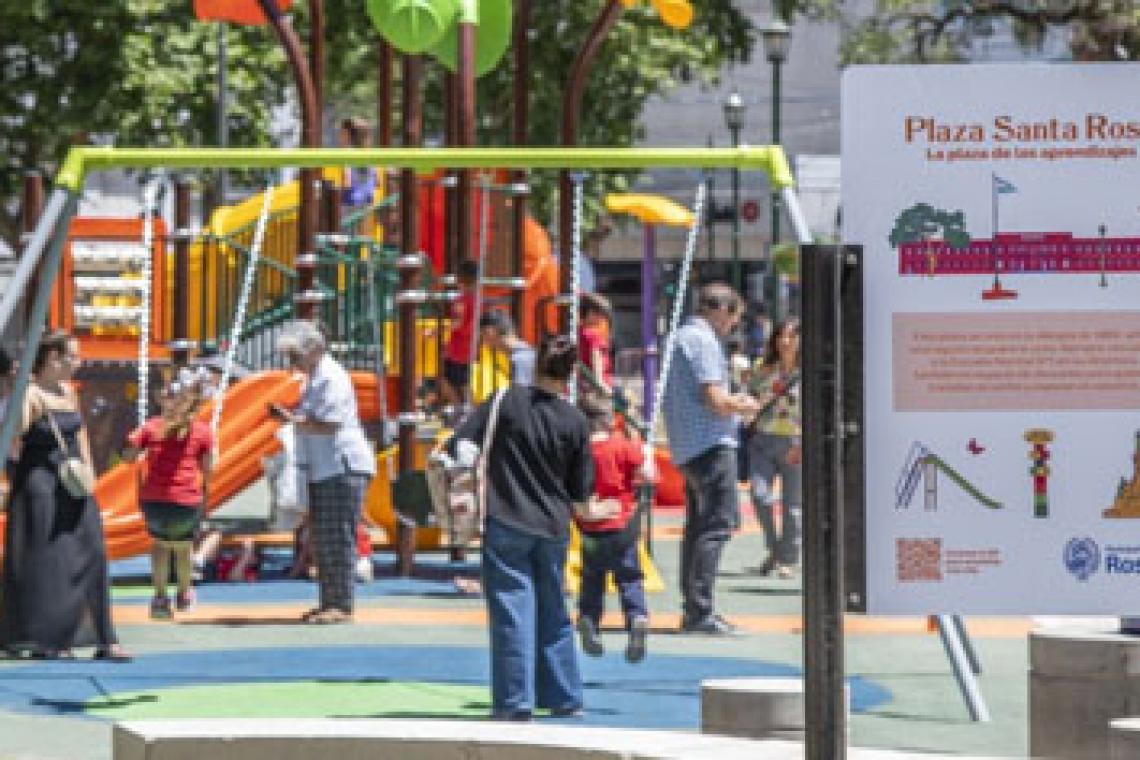 La Municipalidad renovó de manera integral la plaza Santa Rosa y sumó un nuevo espacio de juegos