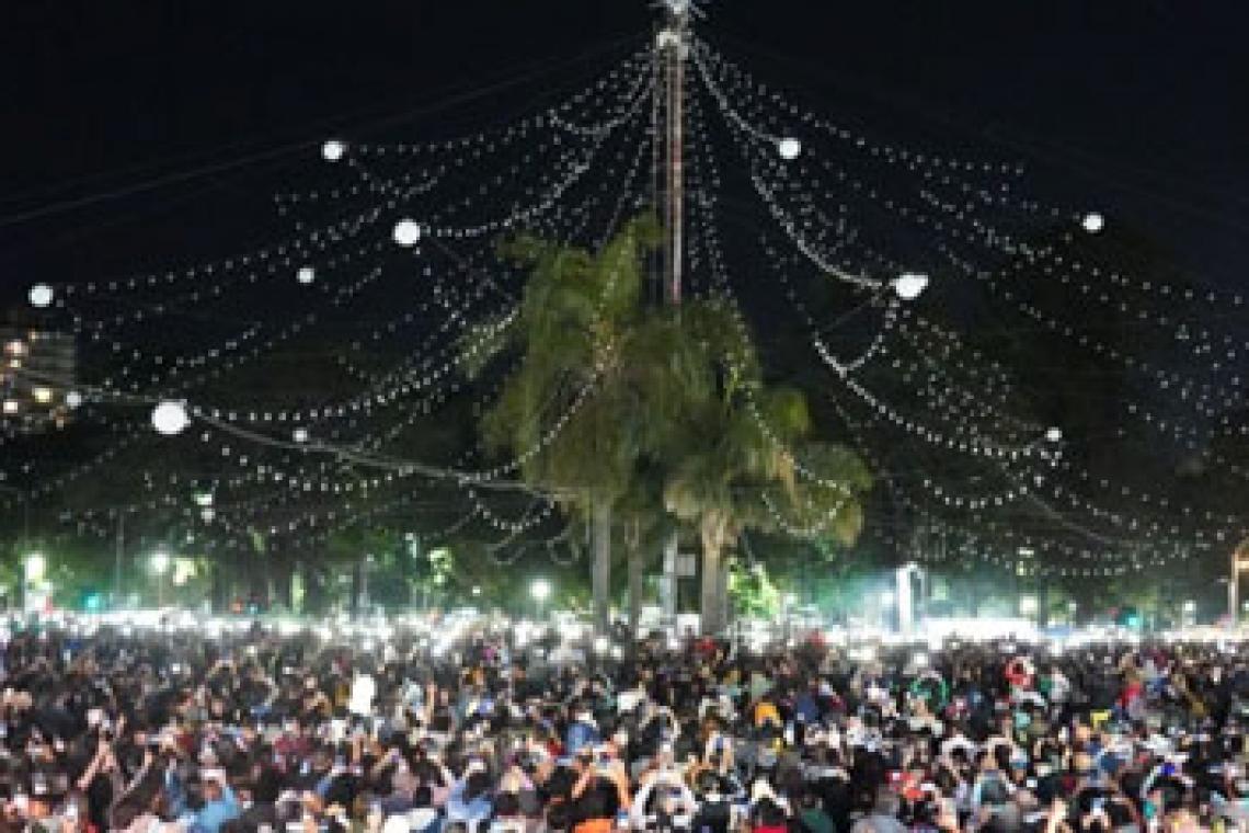 Una multitud celebró el encendido del clásico Árbol de Navidad