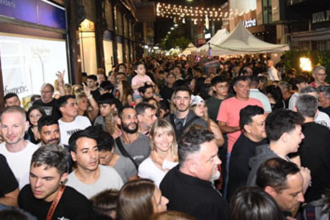 La última Noche de las Peatonales del año convocó a una multitud en el centro rosarino