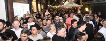 La última Noche de las Peatonales del año convocó a una multitud en el centro rosarino