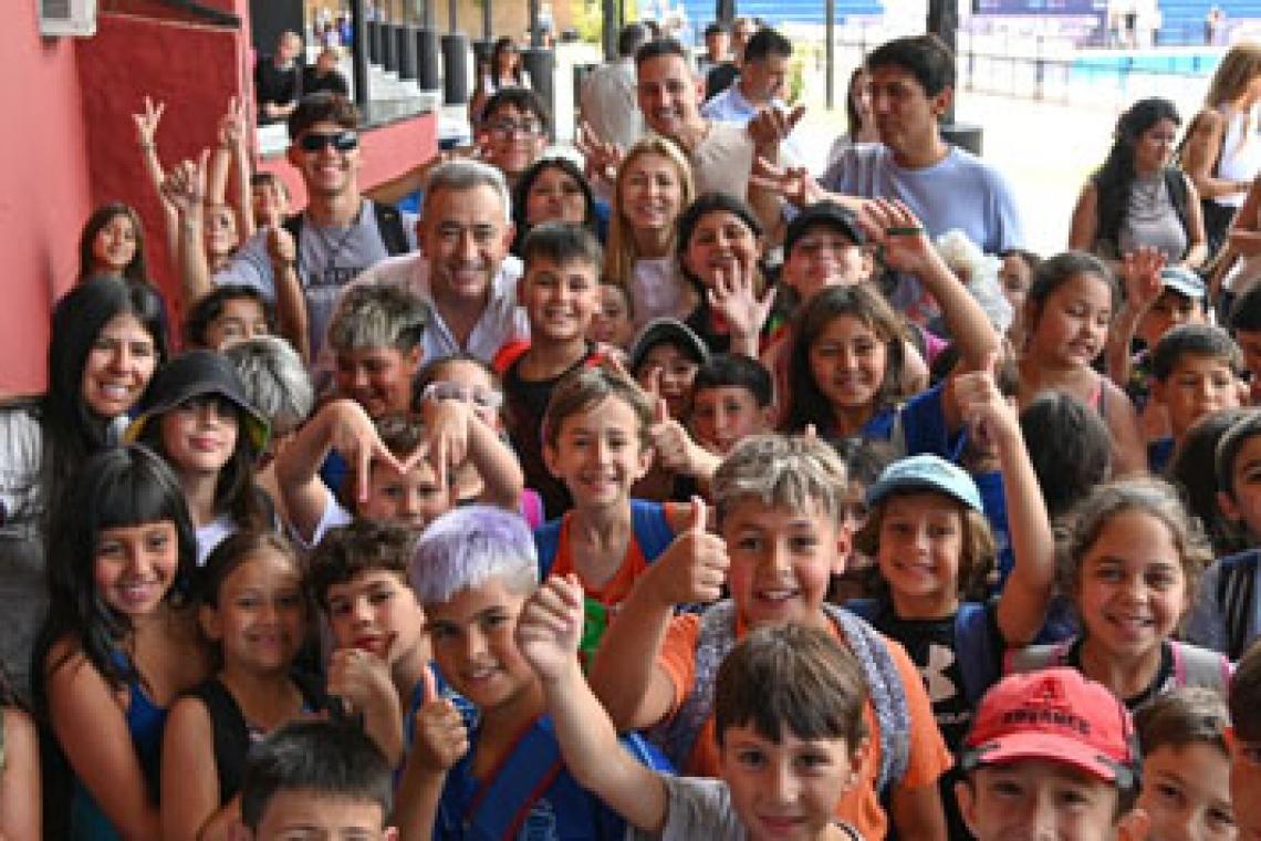 Javkin inauguró la temporada de verano 2024/2025 con los polideportivos municipales renovados