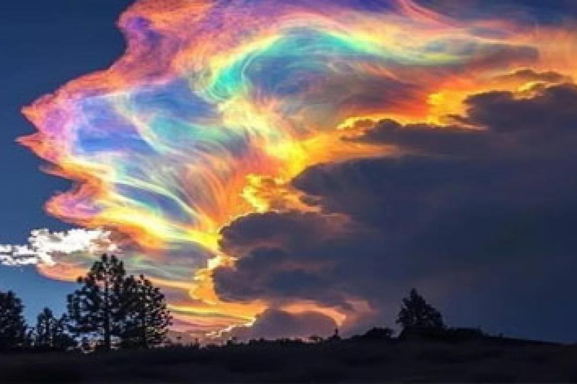 Estalló en el cielo de Tucumán el arco iris de fuego