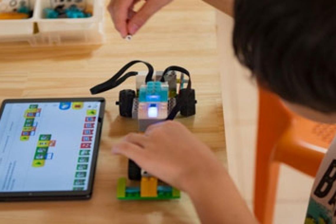 600 chicas y chicos cursan talleres de robótica en todos los distritos y en La Florida