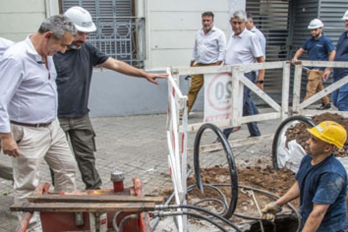 Javkin y Pullaro supervisaron las obras de renovación de redes de agua en los barrios Lourdes y Pichincha