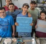 Jóvenes de Parada Oeste fabrican baldosas para las veredas con propósito