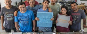 Jóvenes de Parada Oeste fabrican baldosas para las veredas con propósito
