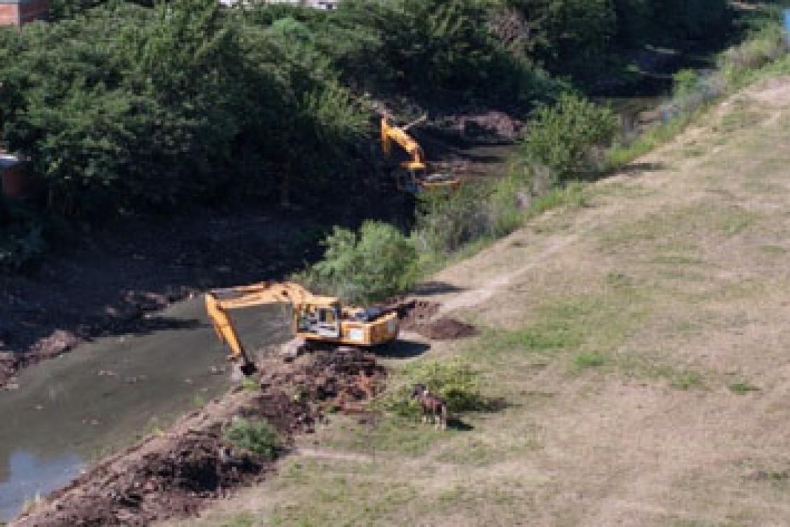Avanzan los trabajos de limpieza y saneamiento de un sector del arroyo Ludueña