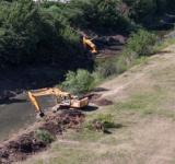 Avanzan los trabajos de limpieza y saneamiento de un sector del arroyo Ludueña