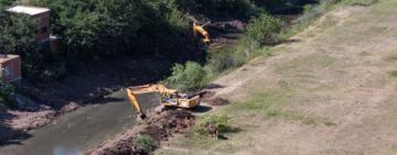 Avanzan los trabajos de limpieza y saneamiento de un sector del arroyo Ludueña