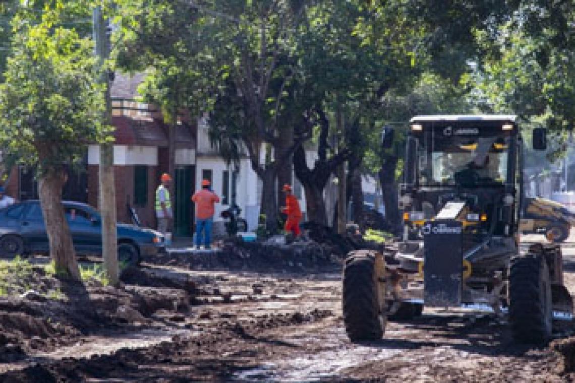 Javkin presentó el pavimento definitivo y nuevos contenedores en barrio Tiro Suizo