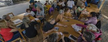 Adultas y adultos mayores: comenzaron los talleres sobre uso de celular